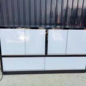 商用玻璃展示柜台，配白色阶梯式展示架、LED灯及亮光黑色底座