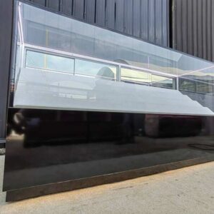 商用玻璃展示柜台，配白色阶梯式展示架、LED灯及亮光黑色底座