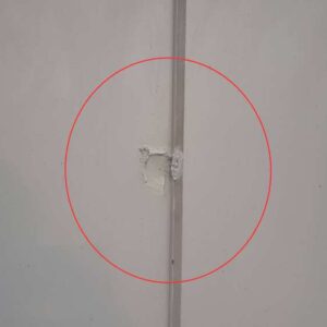 白色和红色相间的木质置物架，配有两扇滑动门和13个隔层。