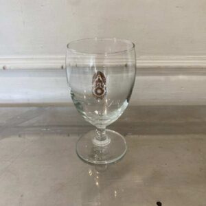 短柄葡萄酒杯，杯身上印有军用标志。