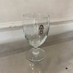 短柄葡萄酒杯，杯身上印有军用标志。