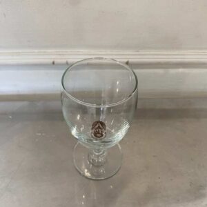 短柄葡萄酒杯，杯身上印有军用标志。