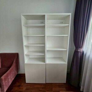带双门储物空间的白色木质置物架 (1)