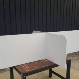 白色办公桌隔断