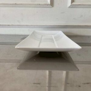 白色陶瓷长方形餐盘。