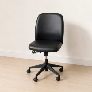 办公椅椅子全身都是厚厚的皮革坐垫，没有扶手。_L2KMJQ763I