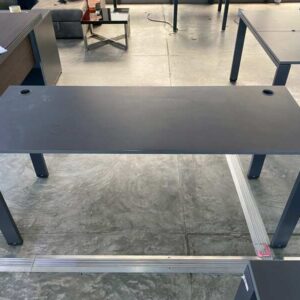 PROFLEX 品牌深啡色鋼腳辦公桌。
