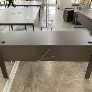 PROFLEX 品牌深啡色鋼腳辦公桌。