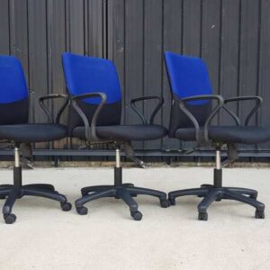 Office chair, steel legs, fabric seat, MONO brand, black and blue colors._LS0VVJSQFU
