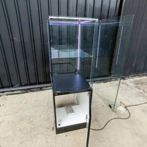 带LED照明的高款黑色玻璃珠宝展示柜