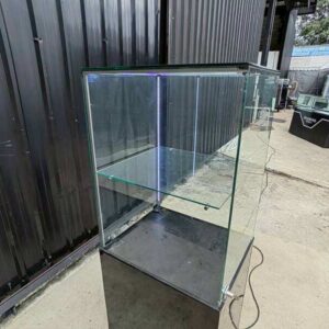 带LED照明的高款黑色玻璃珠宝展示柜