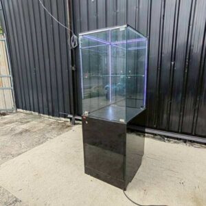 带LED照明的高款黑色玻璃珠宝展示柜