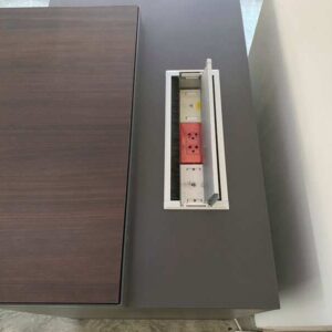 行政 L 形角落書桌，有 3 個抽屜、 2 個架子同電源條。 PROFLEX 品牌。
