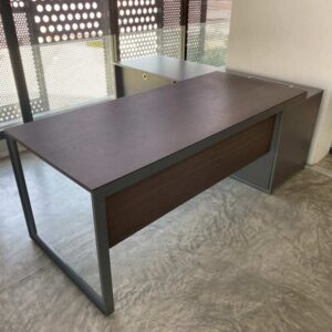行政 L 形角落書桌，有 3 個抽屜、 2 個架子同電源條。 PROFLEX 品牌。