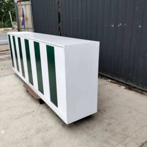 多功能木制储物柜，6个隔间，白色带绿色条纹。