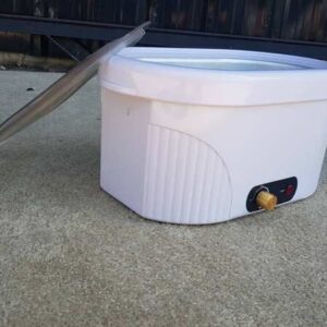 可调节温度的电热石蜡加热器，白色。