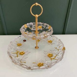 欧式双层玻璃甜点水果架，饰以花卉图案和金边。