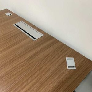 L型转角工作台，钢制桌腿，带电源插座，宽180厘米 (1)