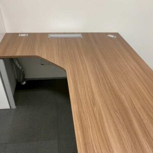 L型转角工作台，钢制桌腿，带电源插座，宽180厘米 (1)