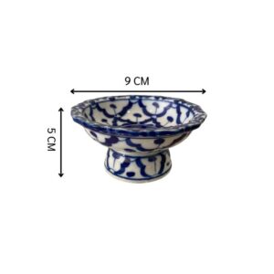 石器陶瓷托盘，饰以蓝色菠萝图案。