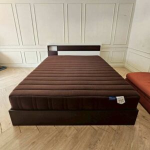 Asian-Bed品牌独立袋装弹簧床垫，配有柔软如羽的面料床罩，深棕色。
