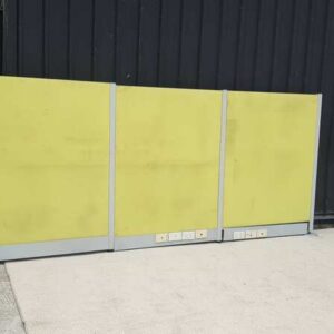 浅绿色带电源插座的办公隔断。