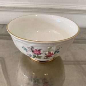 粉色玫瑰图案金色镶边陶瓷马克杯，优质陶瓷品牌。