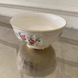 粉色玫瑰图案金色镶边陶瓷马克杯，优质陶瓷品牌。