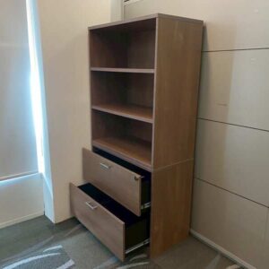 高款文件柜，带两个抽屉和三个隔板，木质框架，棕色。