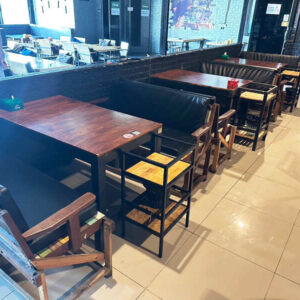 长桌、餐厅、咖啡馆、酒吧用的木桌 + 2 张带黑色皮垫的彩色椅子。_QQDKVFGICH