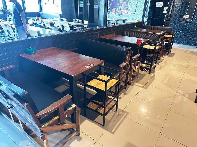 长桌、餐厅、咖啡馆、酒吧用的木桌 + 2 张带黑色皮垫的彩色椅子。_QQDKVFGICH