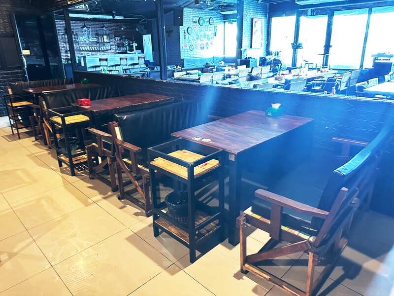 长桌、餐厅、咖啡馆、酒吧用的木桌 + 2 张带黑色皮垫的彩色椅子。_QQDKVFGICH