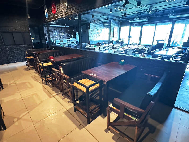 长桌、餐厅、咖啡馆、酒吧用的木桌 + 2 张带黑色皮垫的彩色椅子。_QQDKVFGICH