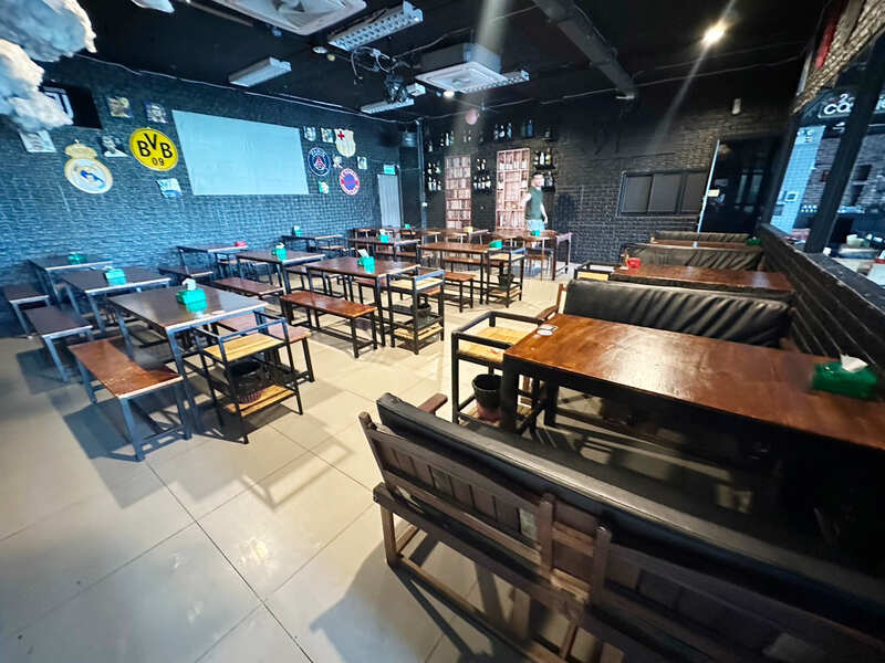 长桌、餐厅、咖啡馆、酒吧用的木桌 + 2 张带黑色皮垫的彩色椅子。_QQDKVFGICH
