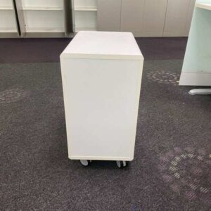 Modernform 白色双抽屉移动柜，带轮子