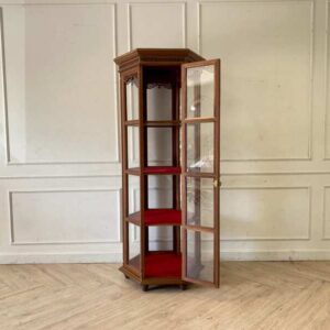 复古棕色玻璃展示柜，四层隔板。