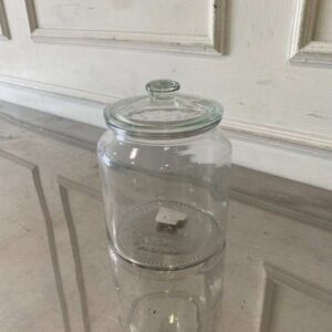 宜家品牌多用途带盖玻璃罐，用于食品保鲜。