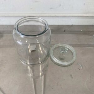 宜家品牌多用途带盖玻璃罐，用于食品保鲜。