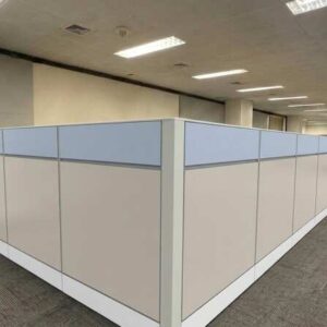单层隔断，米白色实心面板。
