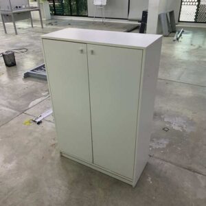高高嘅鞋櫃，有兩個門。