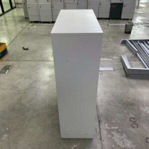 高高嘅鞋櫃，有兩個門。