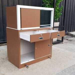 棕色玻璃珠宝展示柜，一扇可开启的柜门，一扇可滑动的柜门，两个抽屉。