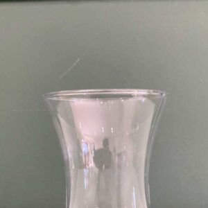 高高的透明玻璃花瓶。
