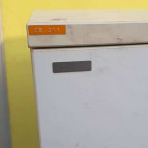 Moflex品牌白色移动储物柜，带两个抽屉。