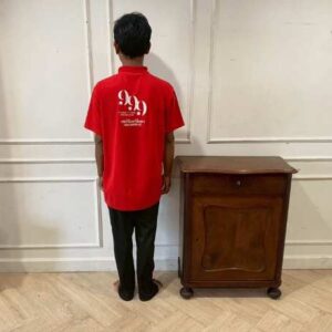 带 1 个抽屉和 1 个门的木制橱柜，复古风格