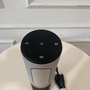 带麦克风和扬声器的黑色罗技会议网络摄像头