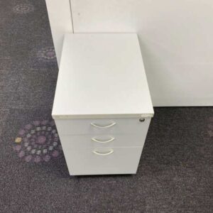 白色三屉移动柜，带轮子。