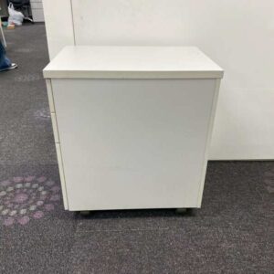 白色三屉移动柜，带轮子。