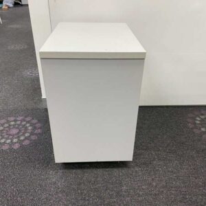 白色三屉移动柜，带轮子。