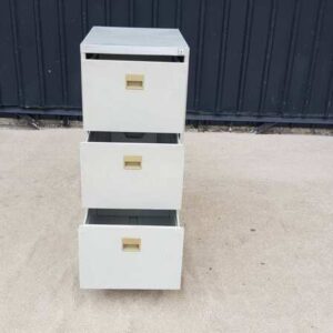 钢制文件柜，3 个抽屉，LEECO 品牌，小把手。_UQ7QFJRM84